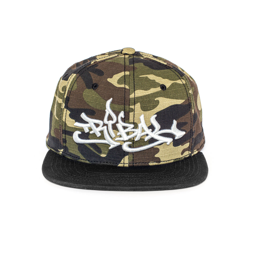 Gorra snapback con logotipo clásico tribal